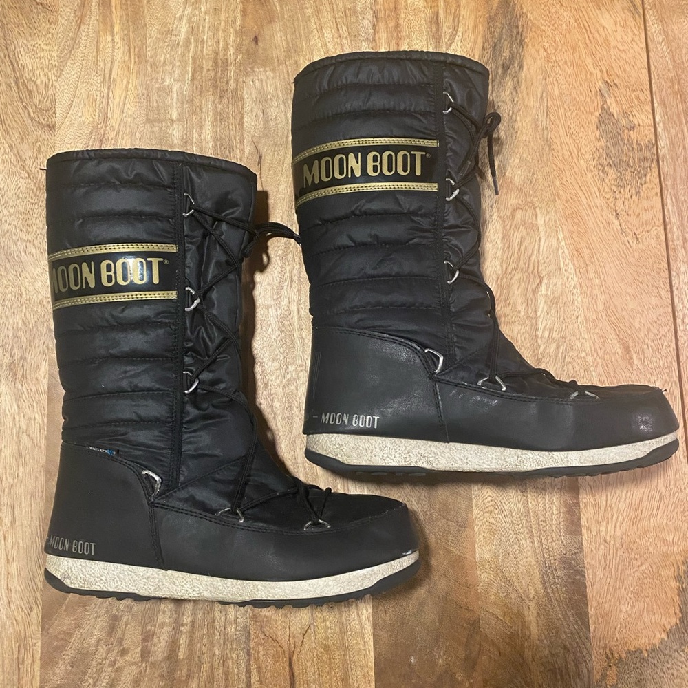 Moon Boots size US size 7.5